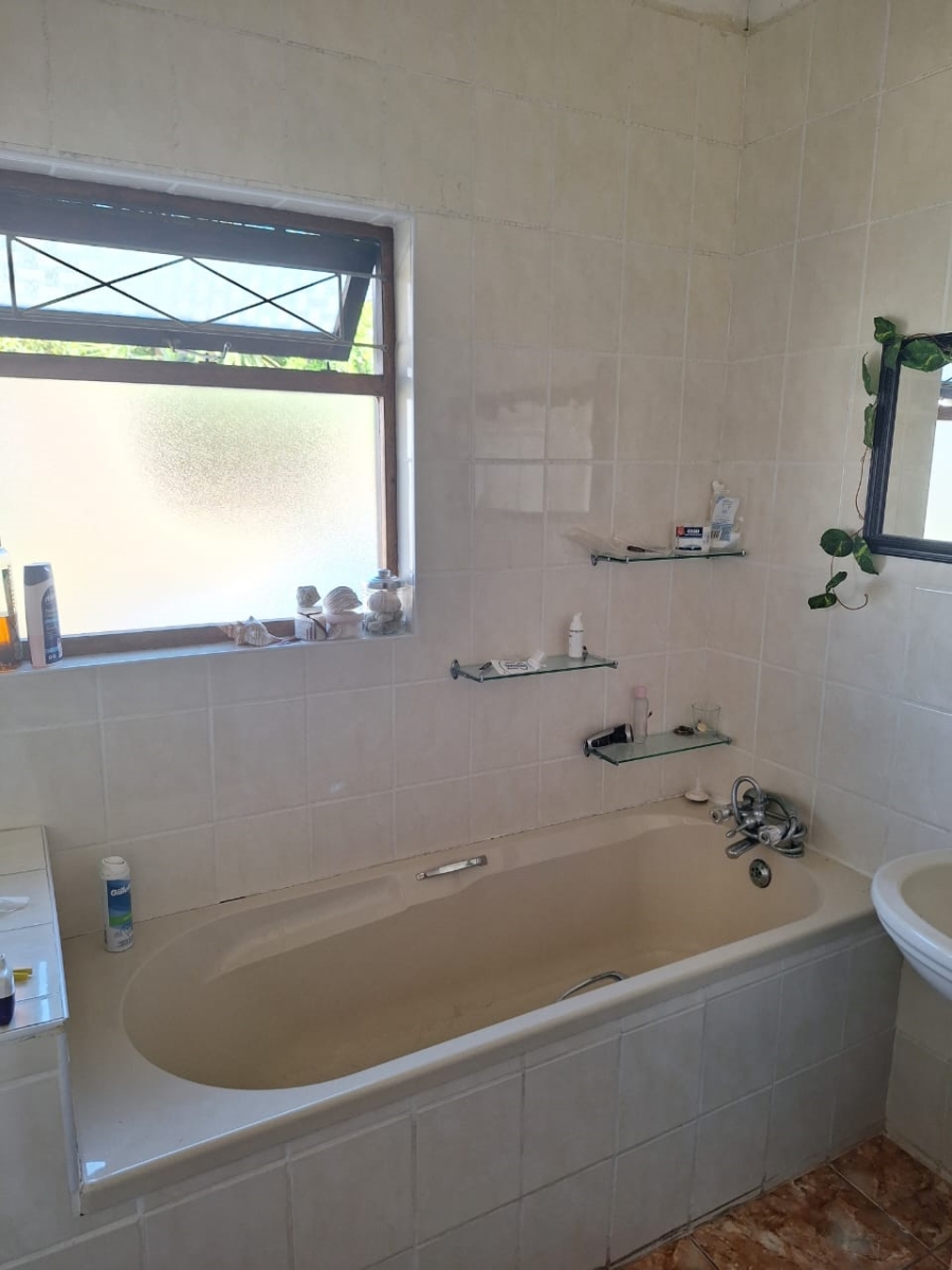 6 Bedroom Property for Sale in Gonubie Eastern Cape